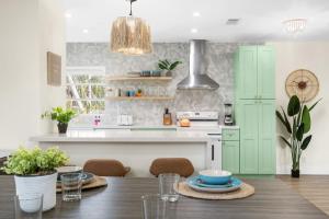 7 Beds Walk 2 Beach Great For Families & Groups - 4hvězdičkové hotely ve městě Pompano Beach