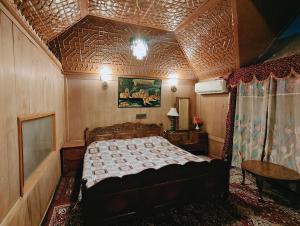 HB NEW LIGHT GROUP OF HOUSEBOATS