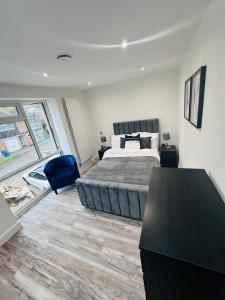 Family Home-Sleeps 10, garden, free parking, fully air conditioned, 10 mins walk to tube station