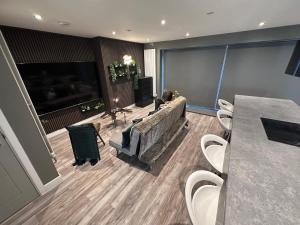 Family Home-Sleeps 10, garden, free parking, fully air conditioned, 10 mins walk to tube station