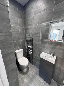 Family Home-Sleeps 10, garden, free parking, fully air conditioned, 10 mins walk to tube station