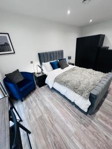 Family Home-Sleeps 10, garden, free parking, fully air conditioned, 10 mins walk to tube station