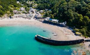 Single room, close to beaches and Eden Project