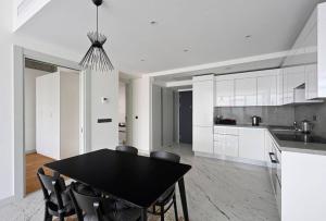 Beautiful Modern 1BD Condo Views w PoolGym! #223