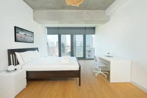 Bright Lovely Modern 2BD25 Condo PoolGym! #220