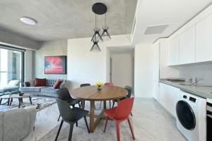 Bright Lovely Modern 2BD25 Condo PoolGym! #220