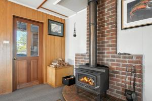 Bull Tavern Cabin Cozy Lakeside Escape in Miena Tasmania