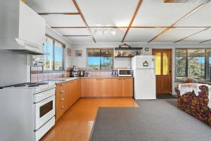 Bull Tavern Cabin Cozy Lakeside Escape in Miena Tasmania