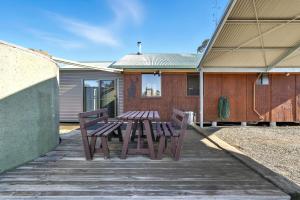 Bull Tavern Cabin Cozy Lakeside Escape in Miena Tasmania