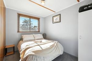 Bull Tavern Cabin Cozy Lakeside Escape in Miena Tasmania