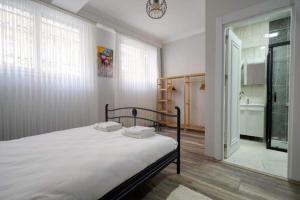 Lovely Central Cozy 3BD25Bath Duplex Patio! #273