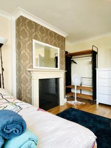 Large Double room in West Kensington-Fulham