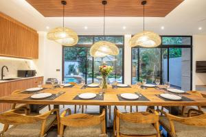 Contemporary 5BR Luxury Villa 400m to the Shore