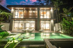 Contemporary 5BR Luxury Villa 400m to the Shore
