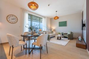 Urban Beachside 2BR with a Glimpse of Burj Khalifa, Near Jumeirah Beaches, Short Drive to Mercato Mall, La Sirene Building 4, Jumeirah by Deluxe Holiday Homes