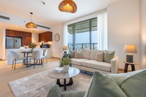 Urban Beachside 2BR with a Glimpse of Burj Khalifa, Near Jumeirah Beaches, Short Drive to Mercato Mall, La Sirene Building 4, Jumeirah by Deluxe Holiday Homes