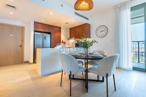 Urban Beachside 2BR with a Glimpse of Burj Khalifa, Near Jumeirah Beaches, Short Drive to Mercato Mall, La Sirene Building 4, Jumeirah by Deluxe Holiday Homes