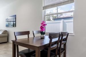 Tampa 3BR Near Zoo & Cruise Port - Sleeps 8