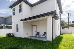 Tampa 3BR Near Zoo & Cruise Port - Sleeps 8