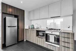 Gorgeous River & City Views 2B2B Free Parking