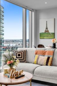 Gorgeous River & City Views 2B2B Free Parking