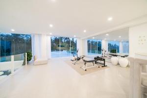 Villa Mayani - Luxe Minimalist 2BR with Rice Field View & Gym