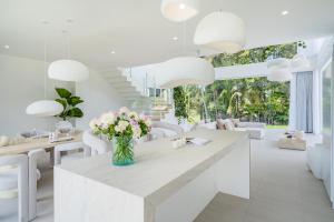 Villa Mayani - Luxe Minimalist 2BR with Rice Field View & Gym