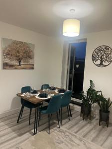 Double Room-2- in a great location-A newly apartment with 3 floors- 5 rooms-3 Bathroom-1 kitchen-1 terrace