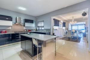 Modern and spacious Seaview Apartment