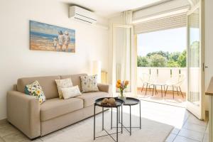 Sunny apartment by the beach