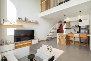 BRAND NEW 1 BR Chic Villa with Cinema - 6mins to Beach