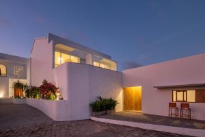 BRAND NEW 1 BR Chic Villa with Cinema - 6mins to Beach