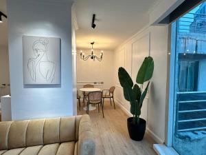 Chic Urban Stay with Balcony & Bathtub in Poblacion