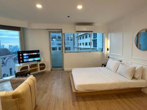 Chic Urban Stay with Balcony & Bathtub in Poblacion