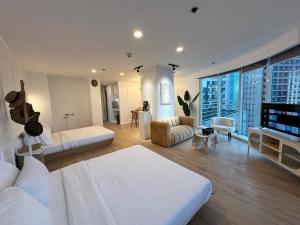 Chic Urban Stay with Balcony & Bathtub in Poblacion