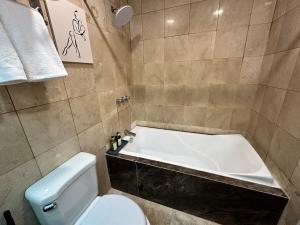 Chic Urban Stay with Balcony & Bathtub in Poblacion