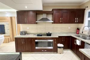 Calm & Classy 2BR - 5 min to Airport