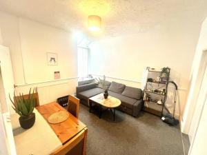 Quiet spacious room in Salford-Samson PLAB