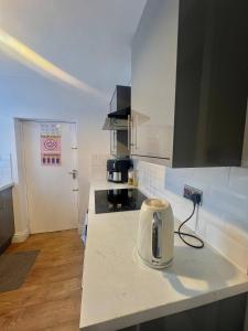 Quiet spacious room in Salford-Samson PLAB