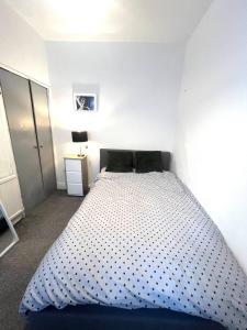 Quiet spacious room in Salford-Samson PLAB