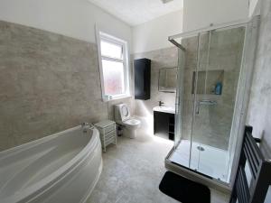 Modern room for short stay in Salford, PLAB Samson