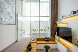 Cozy New 1BR Villa with Pool & Projector in Pandawa