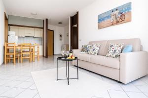 Sunny apartment by the beach