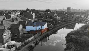 Romantic canal-side cottage with hot tub