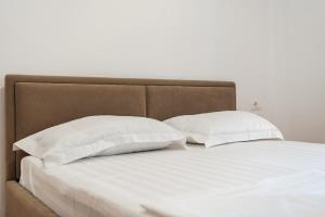 Sunny Balcony Stay Walk to Golem Beach