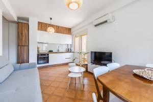 Sunny Balcony Stay Walk to Golem Beach