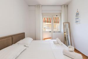 Sunny Balcony Stay Walk to Golem Beach