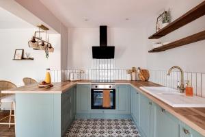 Romantic canal-side cottage with hot tub