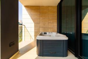 SettlerHomes - Elite 2BR With Private Jacuzzi Oasis