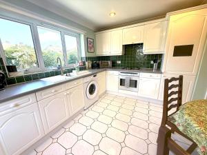 Pass the Keys Hamilton House-Superb location